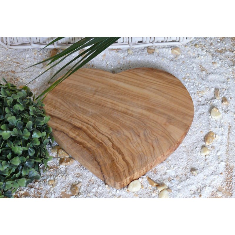 Kleine hartvormige ontbijtplank van olijfhout