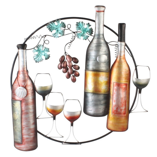 Wijnflessen en glazen onder een druiventak